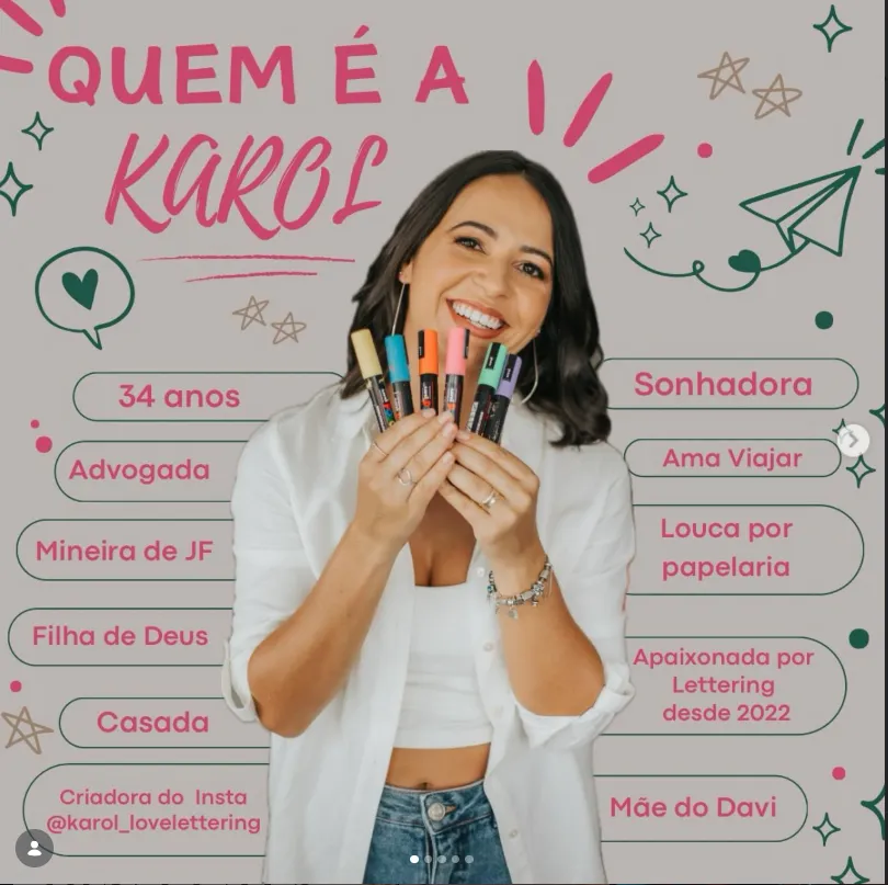 Karol em seu estúdio de criação, desenhando caligrafia à mão livre.